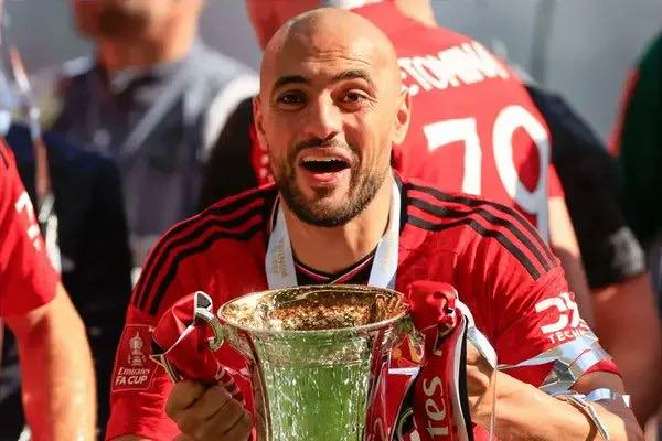  Sofyan Amrabat is still awaiting a response from Manchester United about whether he will be staying at the club. He wants to stay in the Premier League.