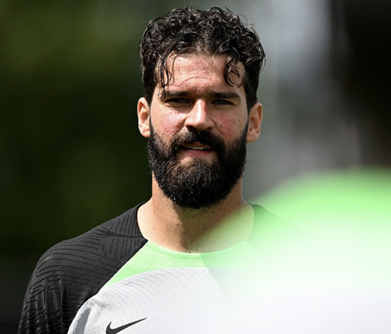 Liverpool FC goalkeeper Alisson has rejected the chance to join Saudi club Al-Nassr.