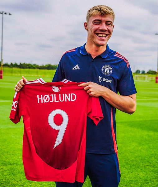 OFFICIAL: Rasmus Højlund is Manchester United’s new number .