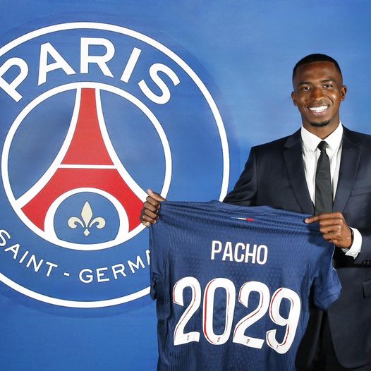 𝗗𝗘𝗔𝗟 𝗗𝗢𝗡𝗘: PSG have signed Willian Pacho from Eintracht Frankfurt for €40m + €5m add ons.