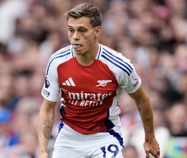 Arsenal are considering offering a new contract offer to Leandro Trossard.