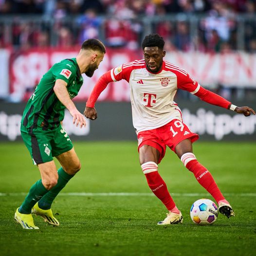 Manchester United have made a ‘formal’ move for Bayern Munich’s Alphonso Davies.