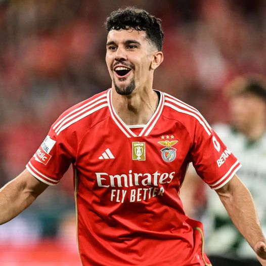 Manchester United are lining up a £50m offer to rival Chelsea for Benfica defender Tomás Araújo in January.