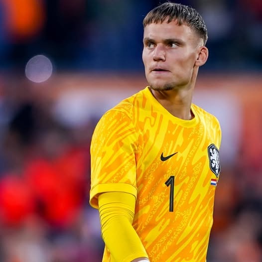 Brighton goalkeeper Bart Verbruggen has emerged as a £30M transfer target for Manchester United, with Andre Onana under increasing pressure.